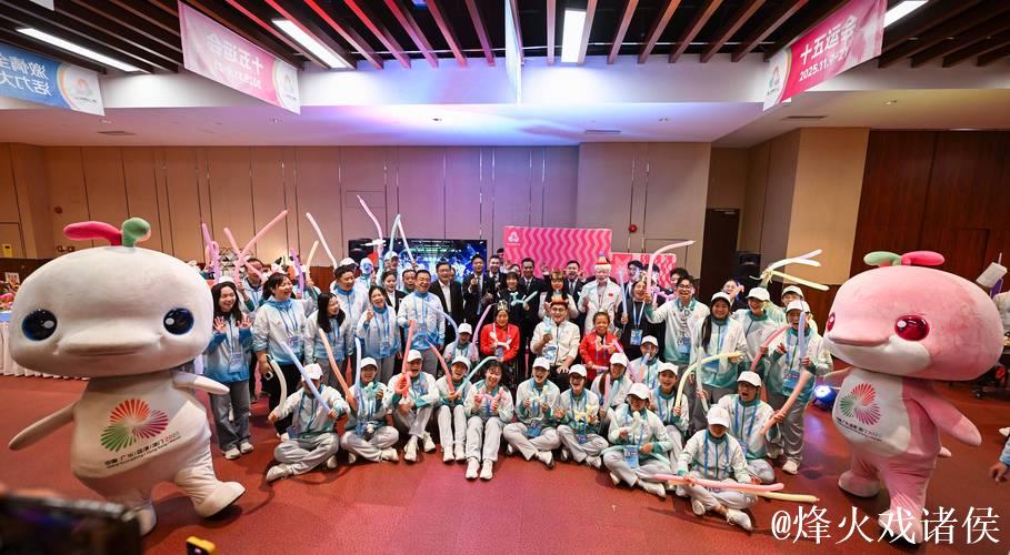 追梦者共谱辉煌:运动员携手志愿者入场致敬残特奥会 追梦者共谱辉煌:运动员携手志愿者入场致敬残特奥会